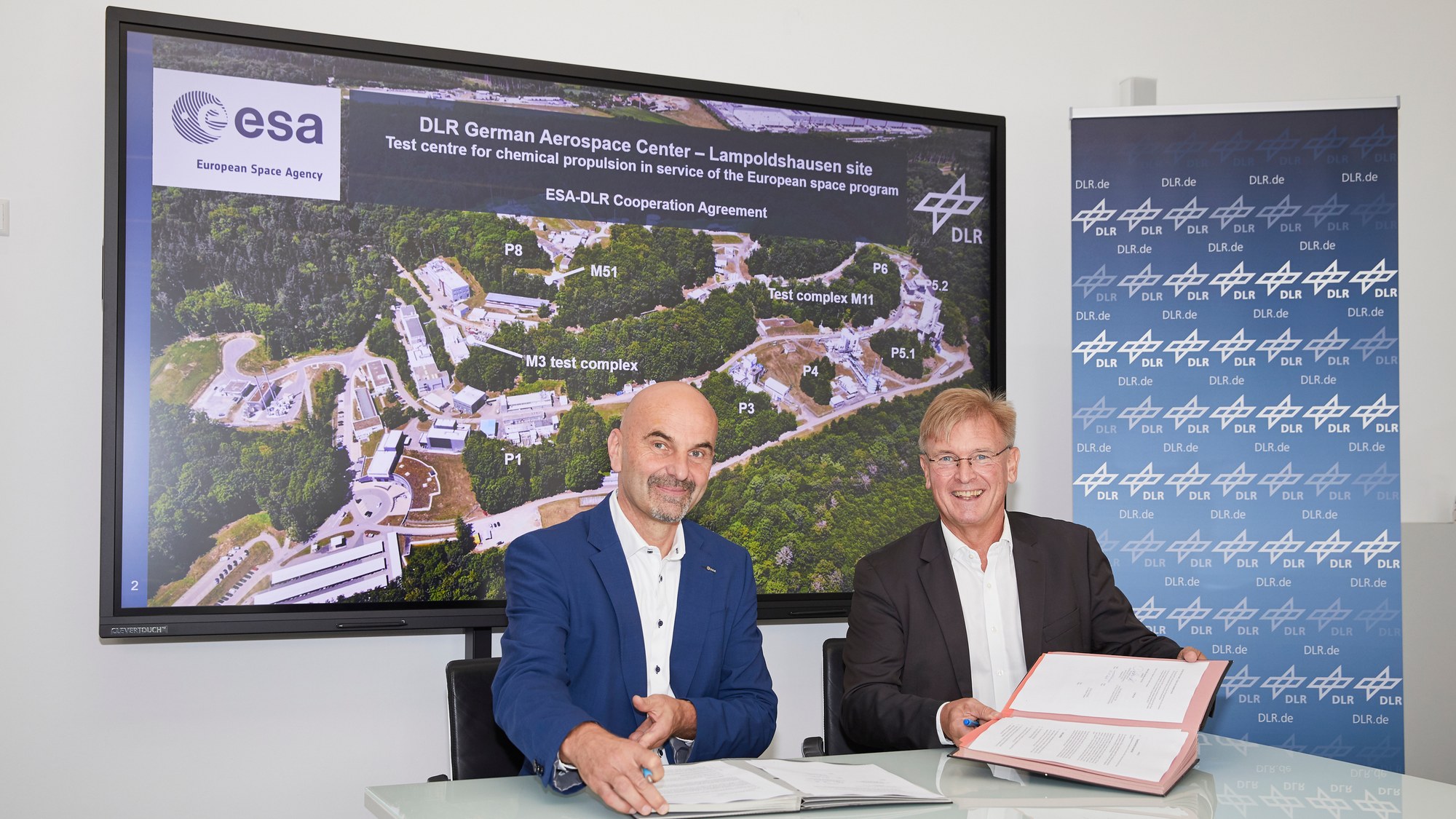 Das Bild zeigt wie Dietmar Pilz, Direktor des Europäischen Zentrums für Weltraumforschung und -technologie und Prof. Stefan Schlechtriem, Direktor des DLR-Instituts für Raumfahrtantriebe, eine Absichtserklärung über die zukünftige Zusammenarbeit zwischen den beiden Einrichtungen unterzeichnen.