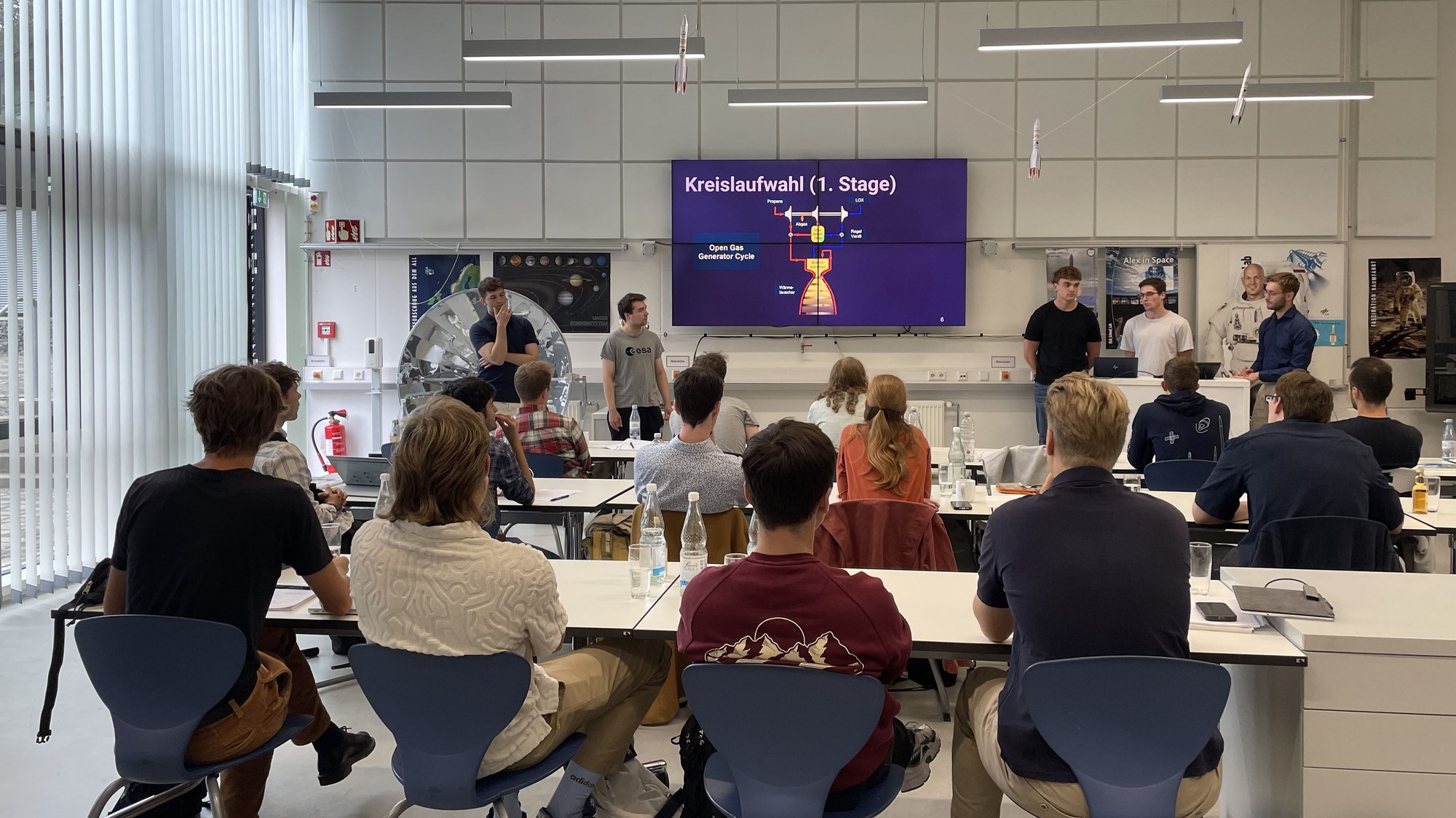 Das Bild zeigt, wie Teams aus der DLR_Summer_School ihre selbst entwickelten Konzepte, die sie in den vergangenen zwei Wochen anhand von Theorie und Praxis erarbeitet haben, präsentieren.