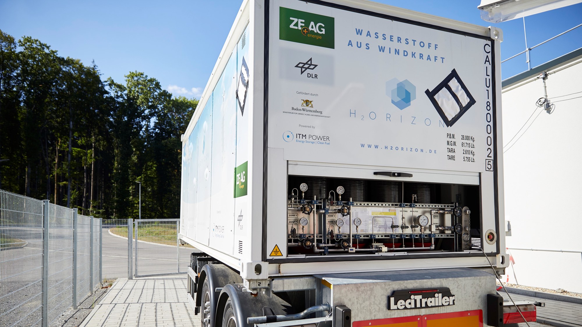 Das Bild zeigt ein Transporttanklaster für gasförmigen Wasserstoff.