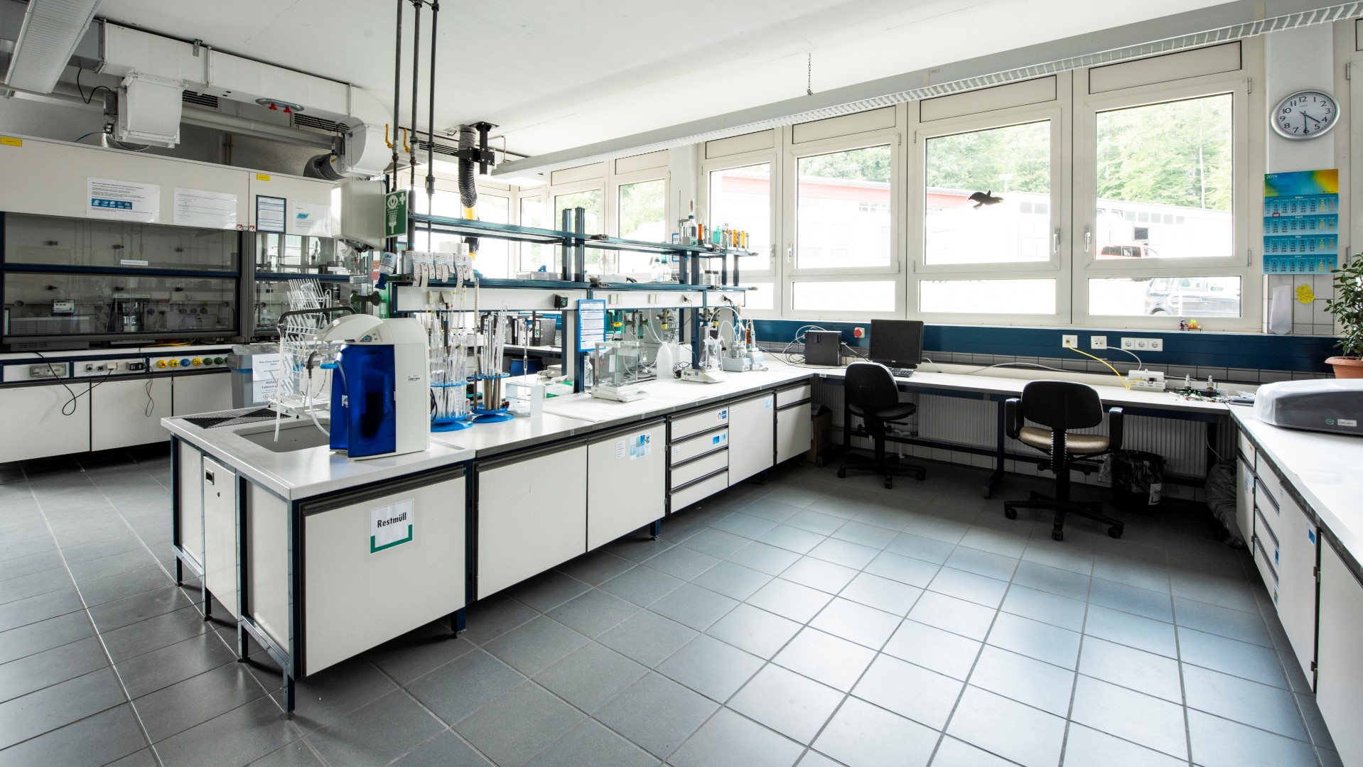 Das Bild zeigt das Physikalisch-Chemische Labor.
