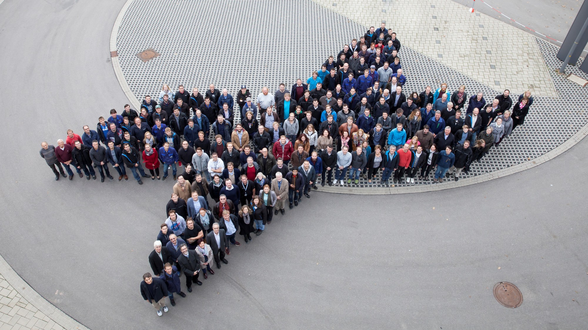 Das Bild zeigt die Belegschaft des DLR-Instituts für Raumfahrtantriebe