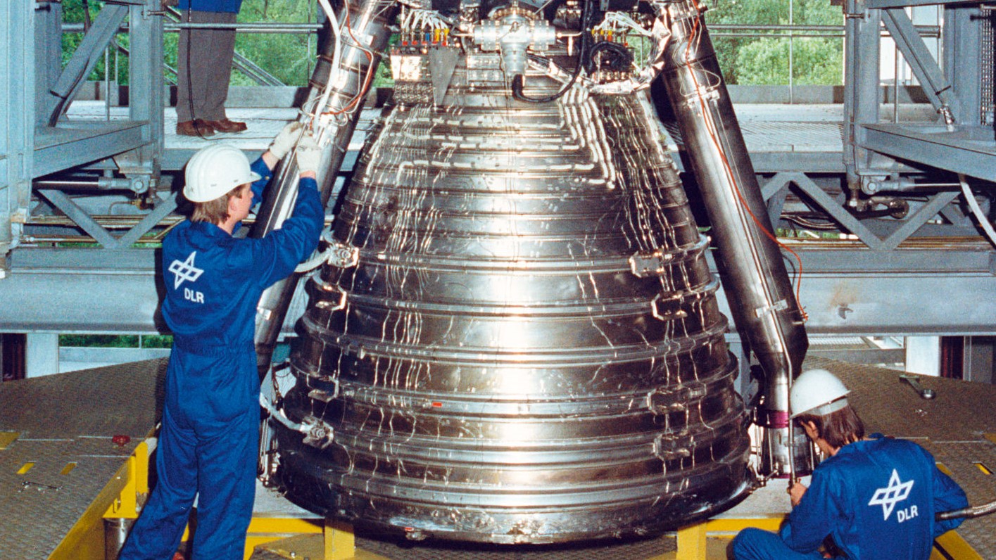 Das Bild zeigt den Einbau des Vulcain-Triebwerkes am Prüfstand P5.