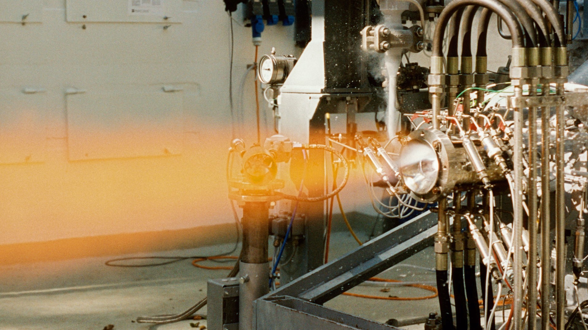 Das Bild zeigt die Zündung eines Raketentriebwerks am Prüfstand P8.