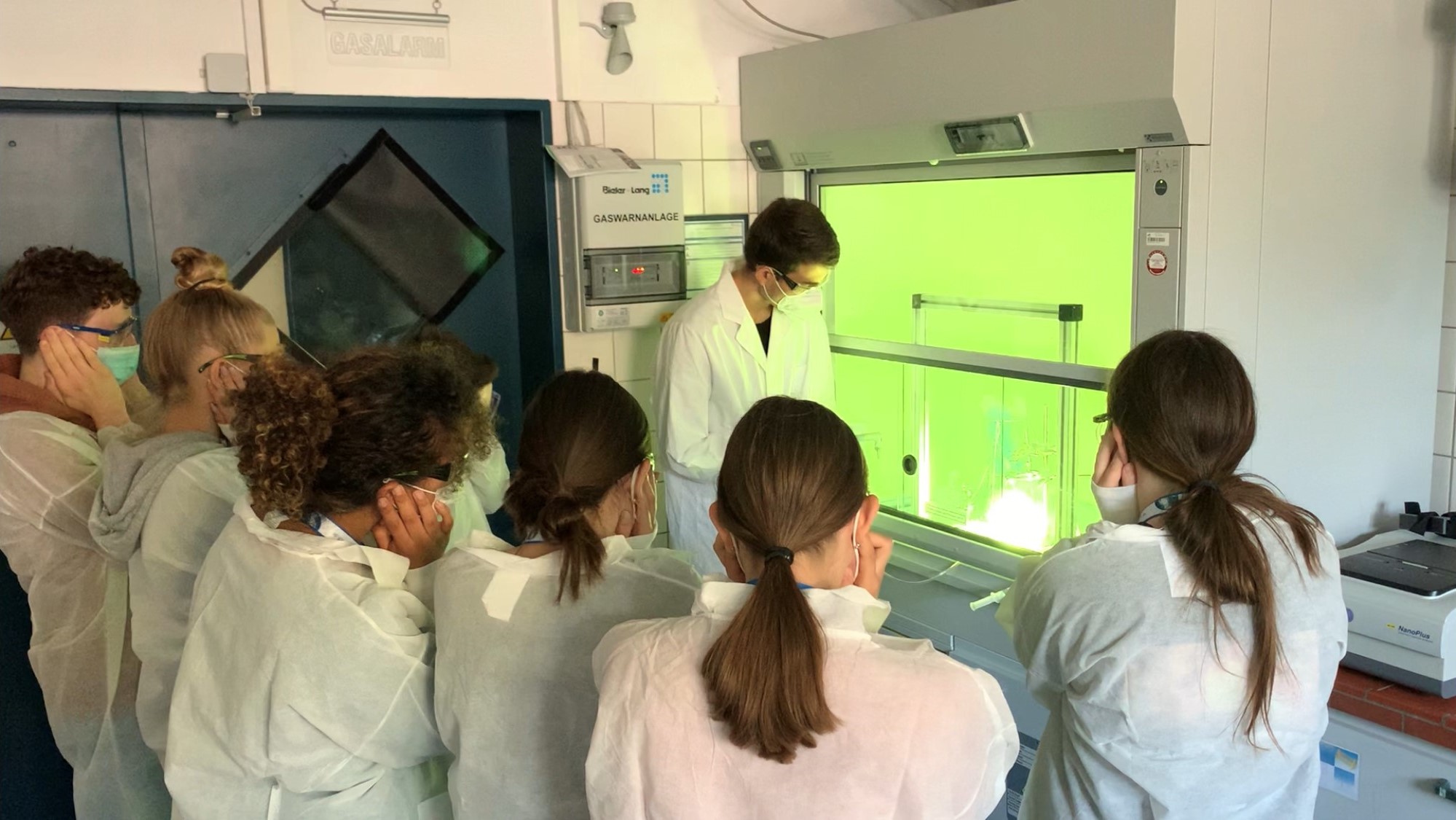 Das Bild zeigt eine Gruppe Mädchen beim Girls' Day im Physikalisch-chemischen Labor.