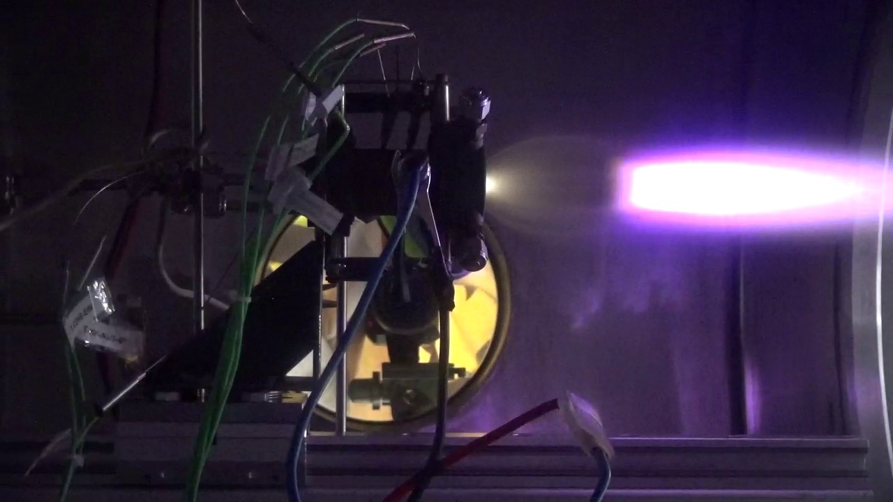 Das Bild zeit einen Triebwerkstest im Vakuum.