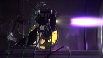 Das Bild zeit einen Triebwerkstest im Vakuum.