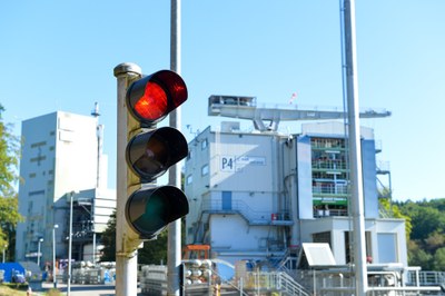 Das Bild zeigt eine rote Ampel vor dem Höhensimulationsprüfstand P4.