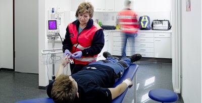 Das Bild zeigt eine medizinische Erstversorgung.