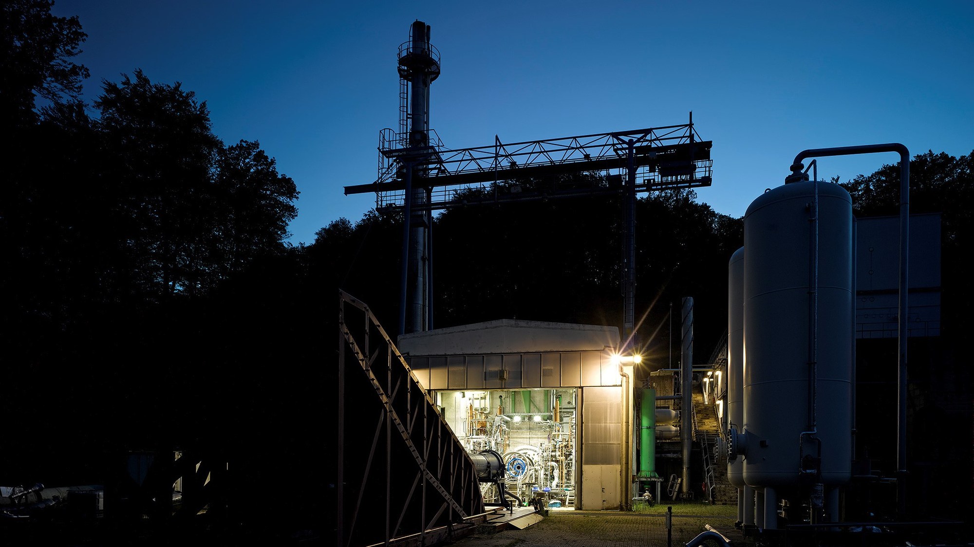 Das Bild zeigt den Prüfstand P3 bei Nacht.
