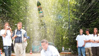 Das Bild zeigt den Start einer Wasserrakete.
