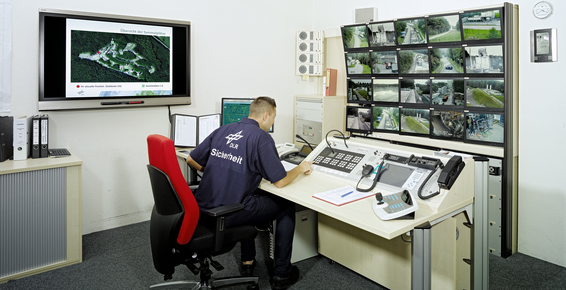 Das Bild zeigt die Sicherheitzentrale.
