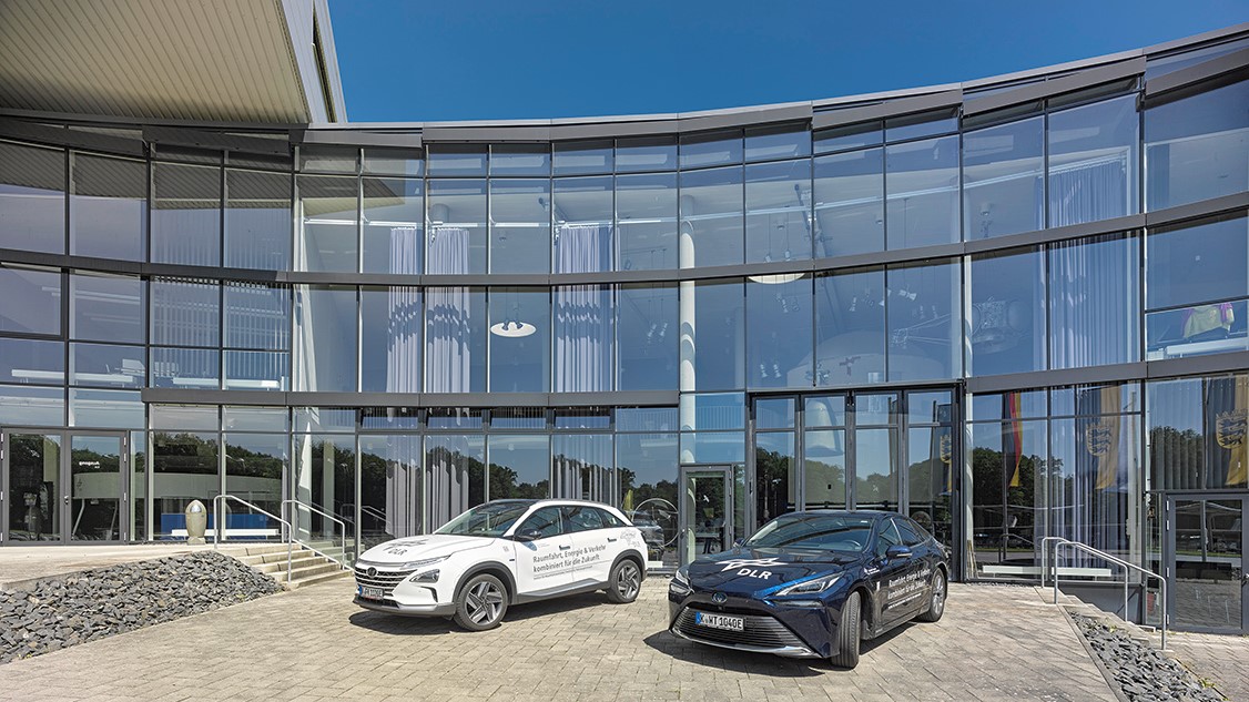 Das Bild zeigt zwei Brennstoffzellenfahrzeuge.