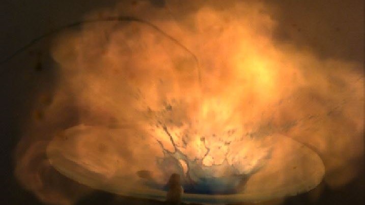 Das Bild zeigt eine explodierende Flüssigkeit.