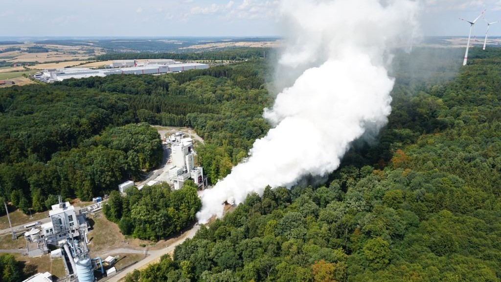 Das Bild zeigt eine aufsteigende Dampfwolke während einem Vulcain-2.1-Triebwerkstest.