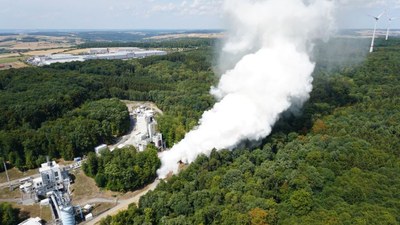 Das Bild zeigt eine aufsteigende Dampfwolke während einem Vulcain-2.1-Triebwerkstest.