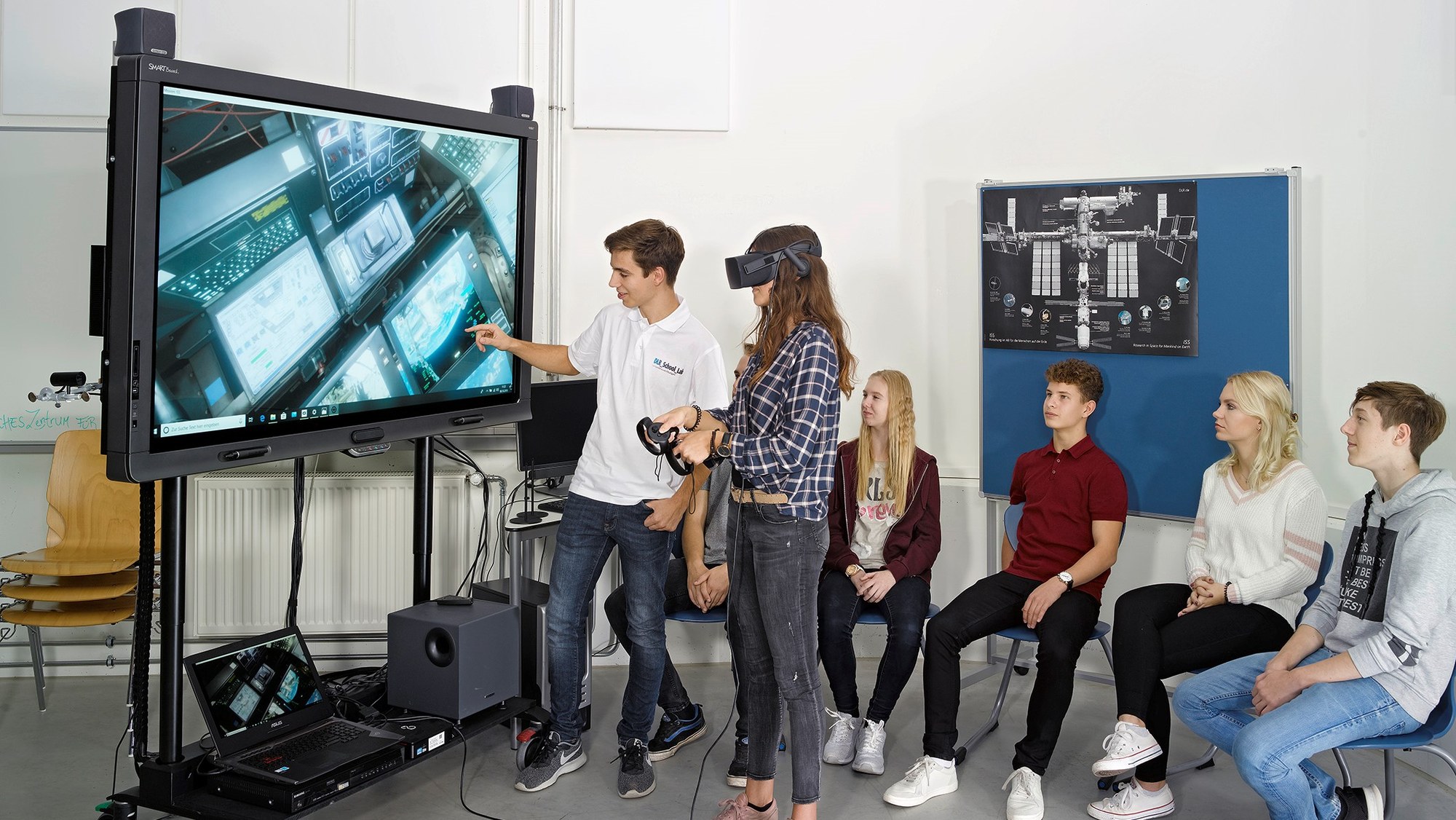 Das Bild zeigt Schülerinnen und Schüler bei einem virtuellen Rundgang durch die Internationale Raumstation ISS.