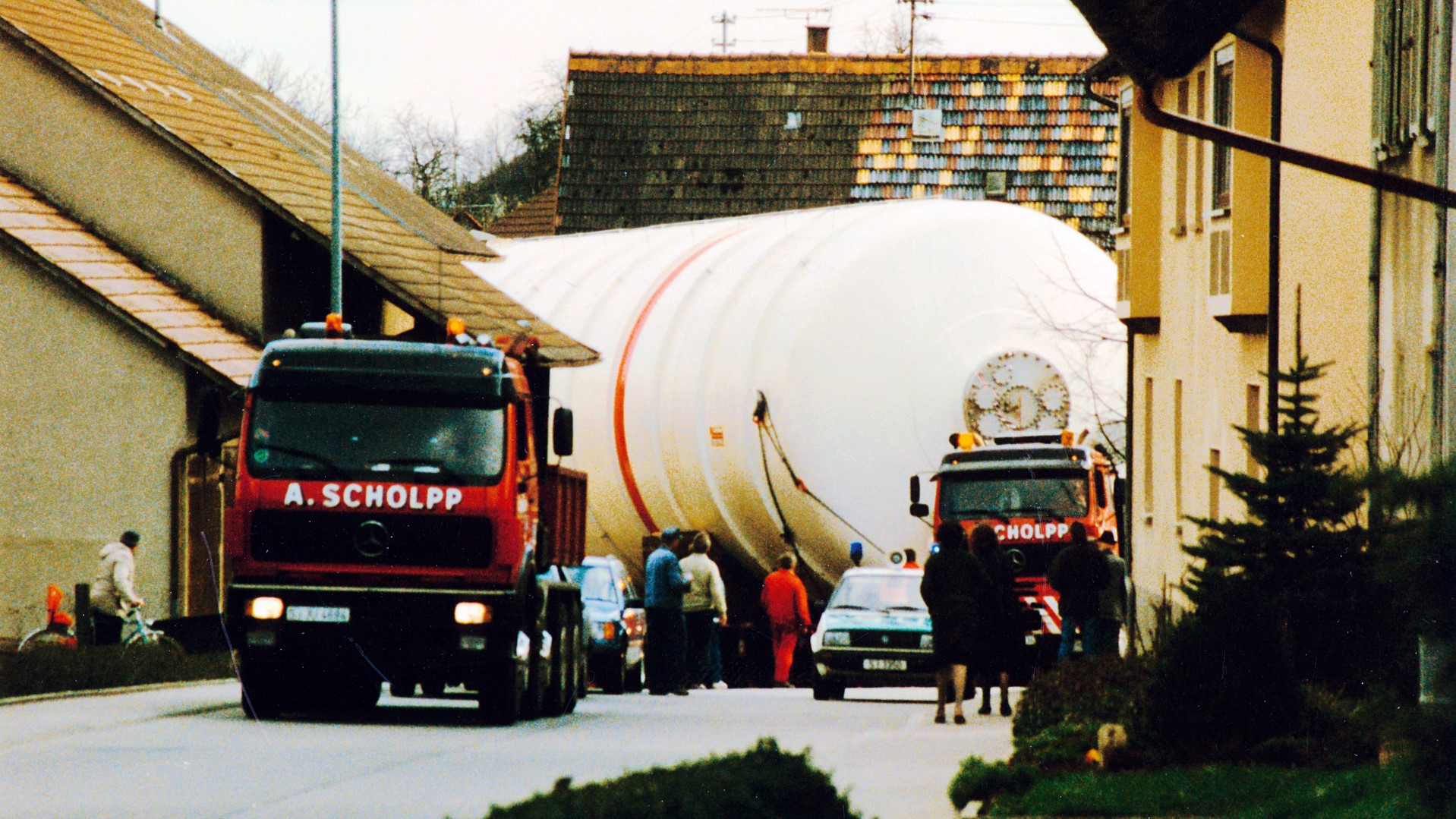 Das Bild zeigt den Transport eines 600 Kubikmeter großen Wasserstofftanks durch die Ortschaft Lampoldshausen.