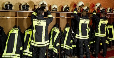 Das Bild zeigt DLR-Feuerwehrkameraden.
