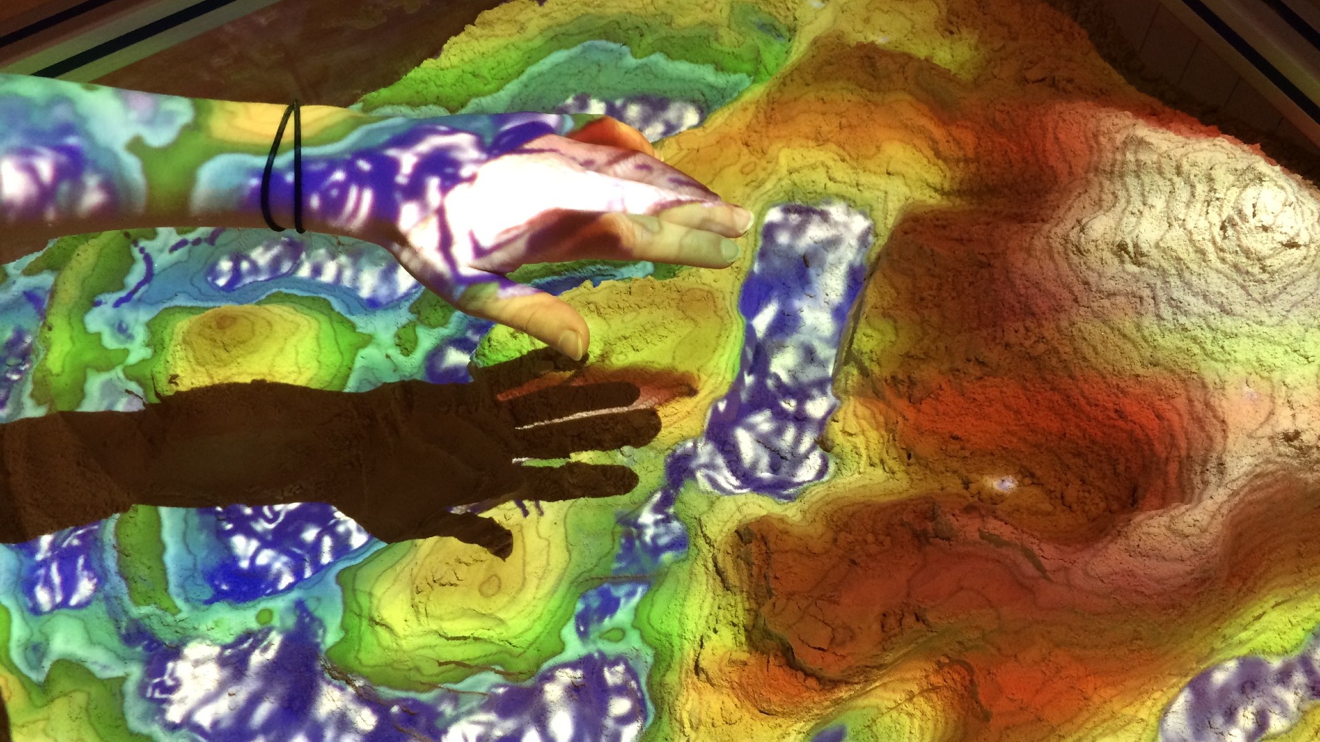 Hände in virtueller Sandbox