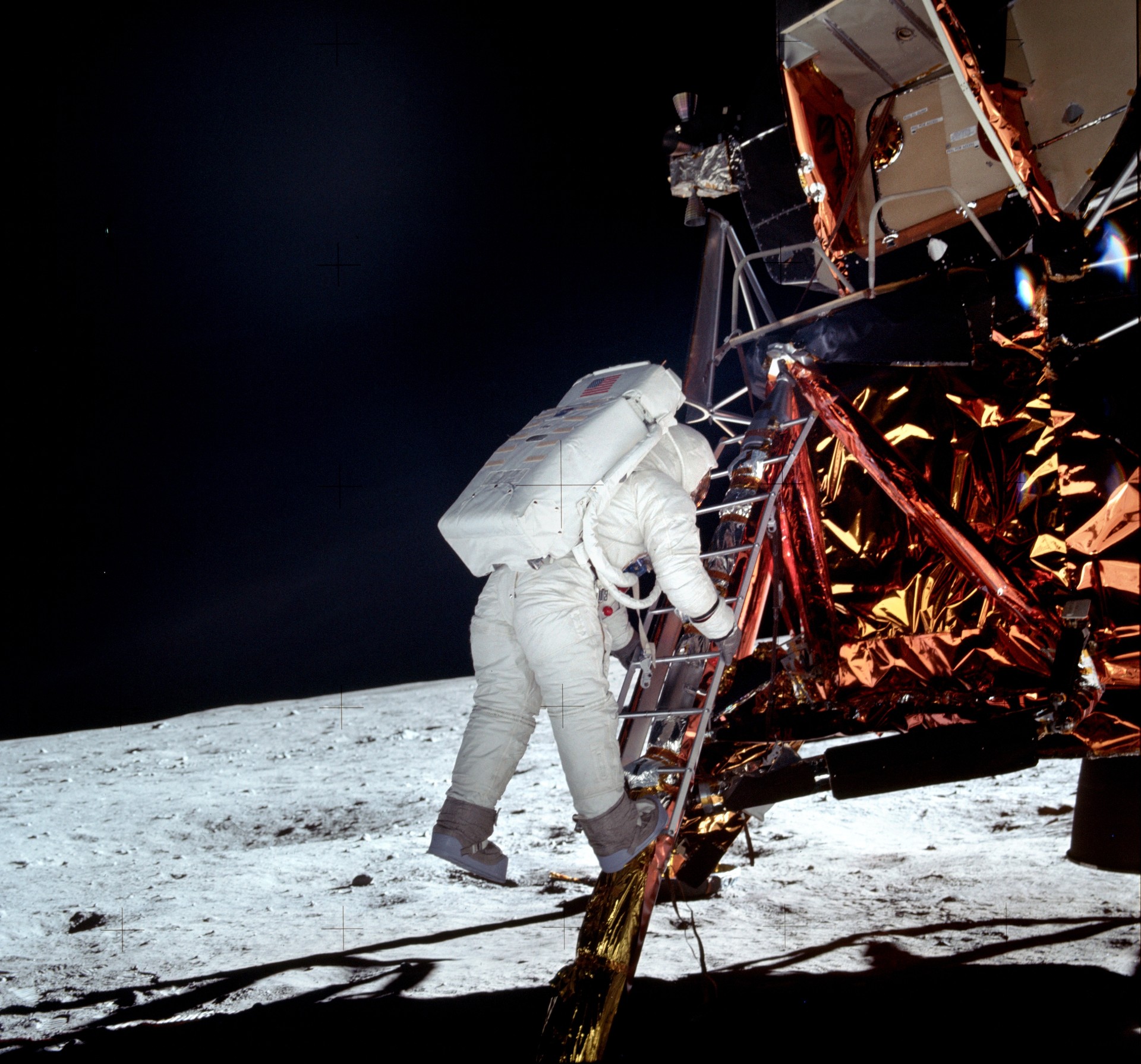 Buzz Aldrin verlässt die Mondlandefähre