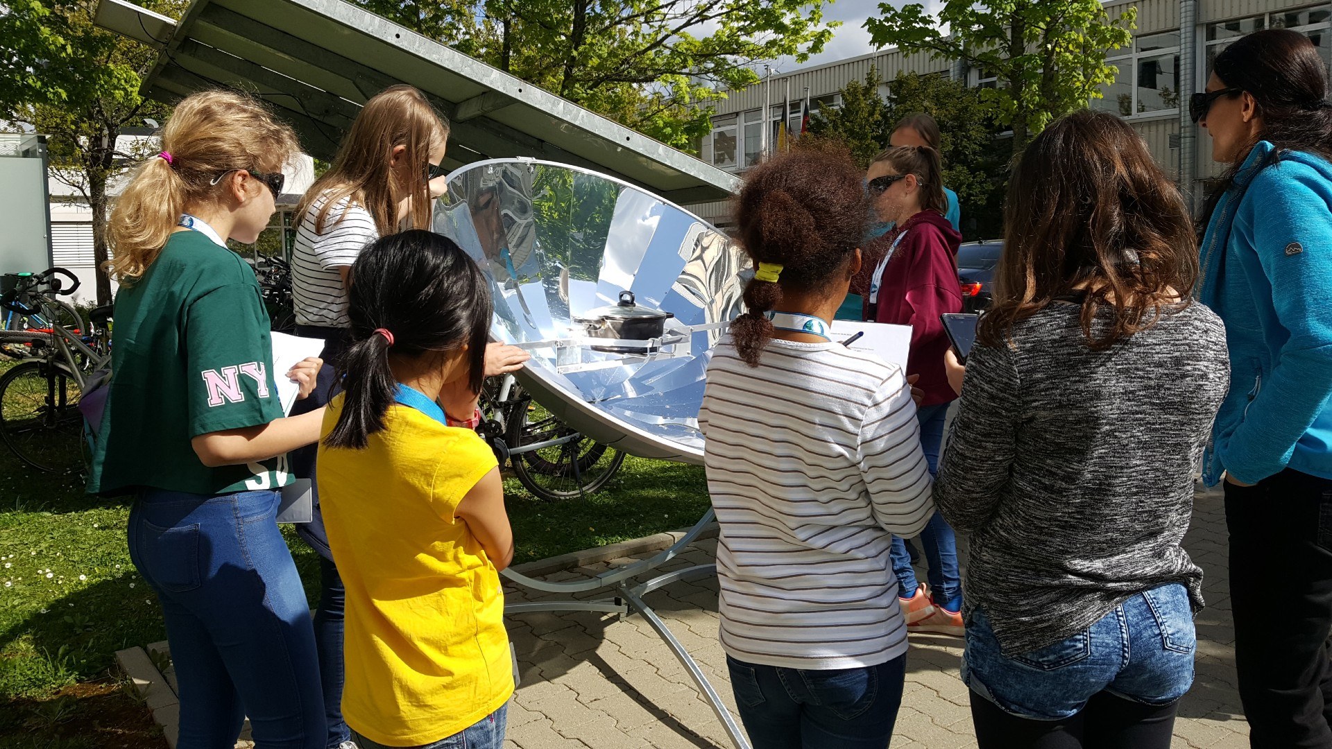 Schülerinnen bei Experimenten am Girls‘Day 2018