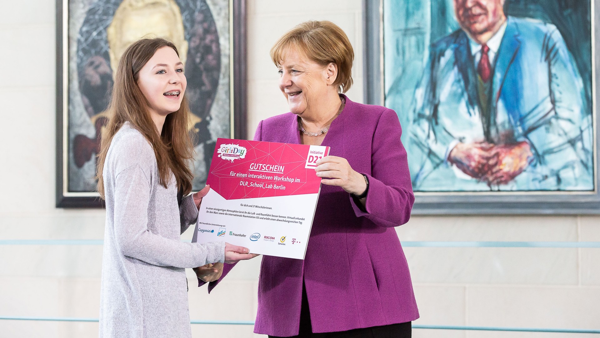 Bundeskanzlerin Merkel vergibt Gutschein für Besuch des Berliner DLR_School_Labs