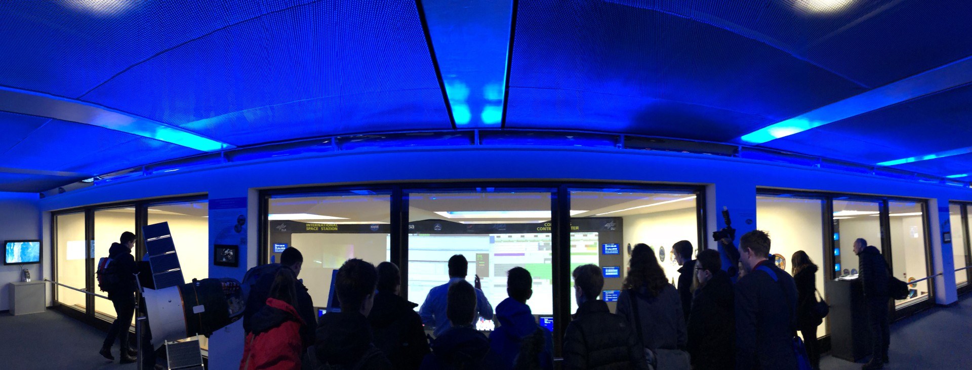 Jugend-forscht-Sieger im Raumfahrt-Kontrollzentrum