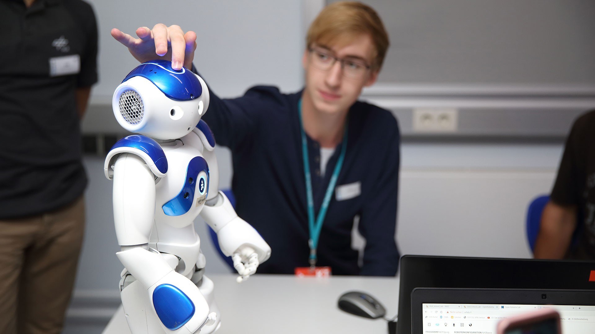 Roboter und Nachwuchsforschender