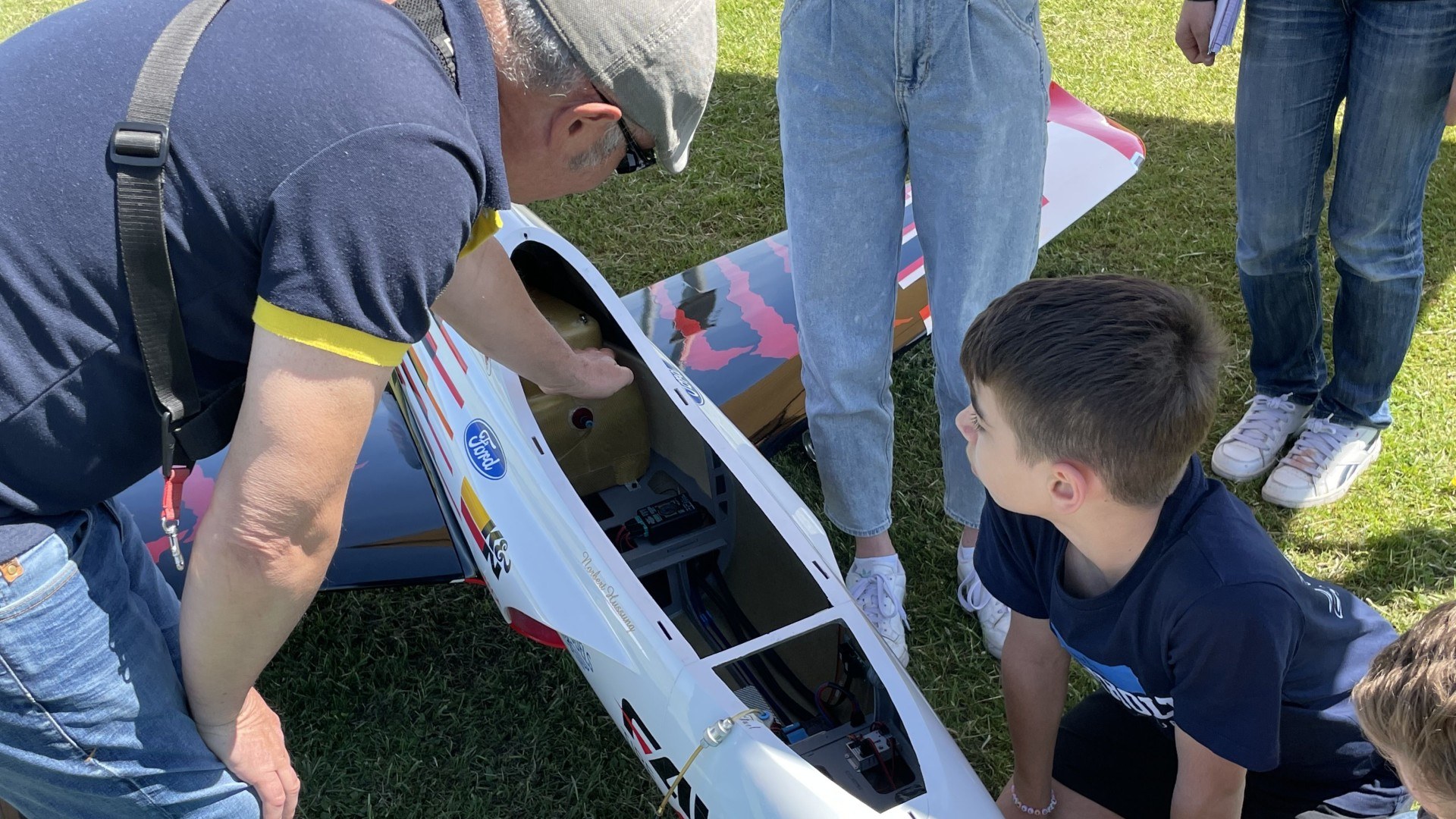Norbert Hussung erklärt Schulkindern Modelljet