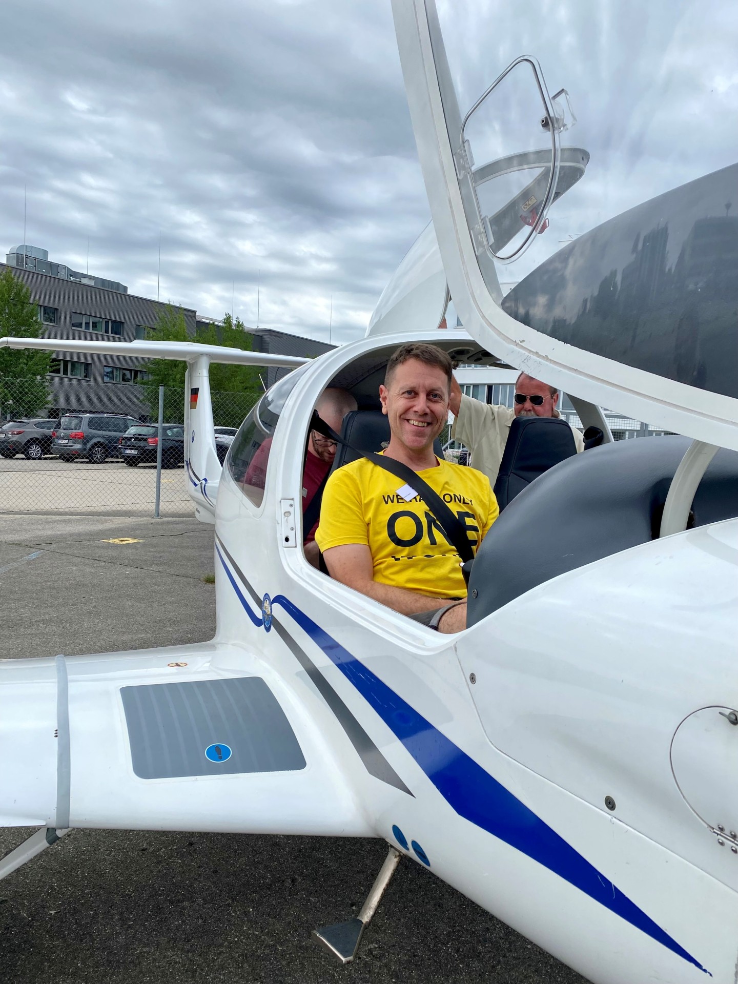Teilnehmer im Forschungsflugzeug beim „fliegenden Hörsaal"
