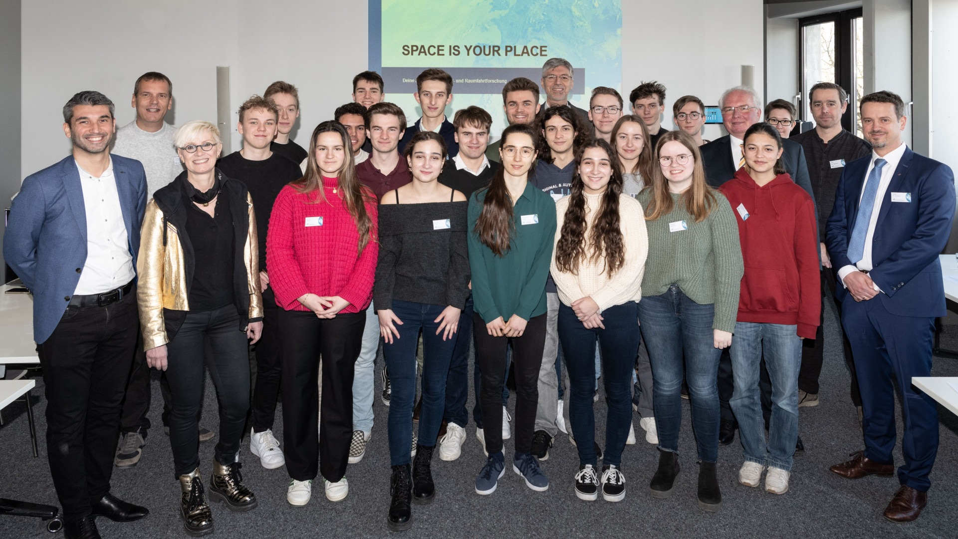 Prof. Anke Kaysser-Pyzalla mit Gruppe bei DLR_Talent_School