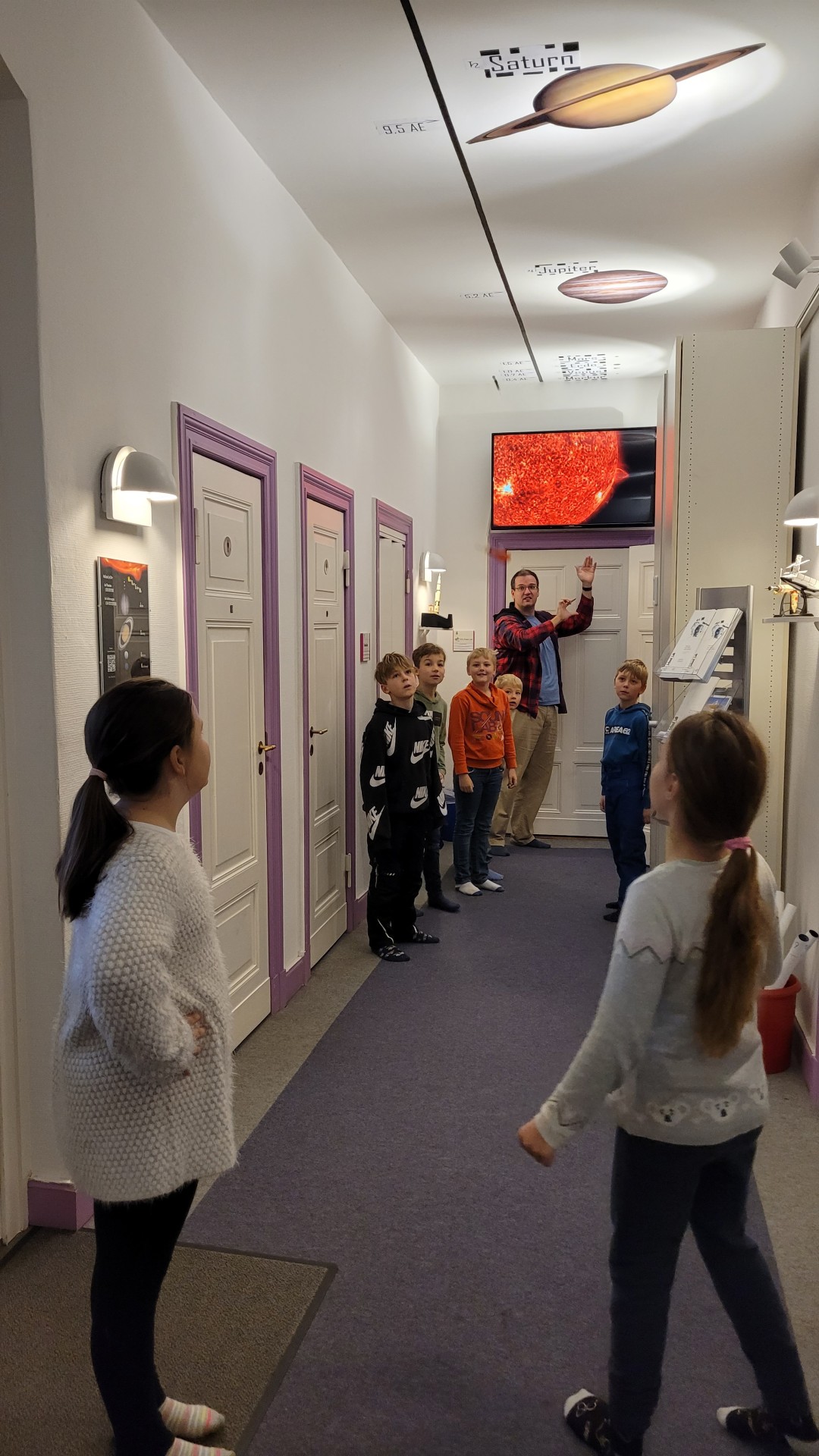 Grundschulkinder am Indoor-Planetenweg