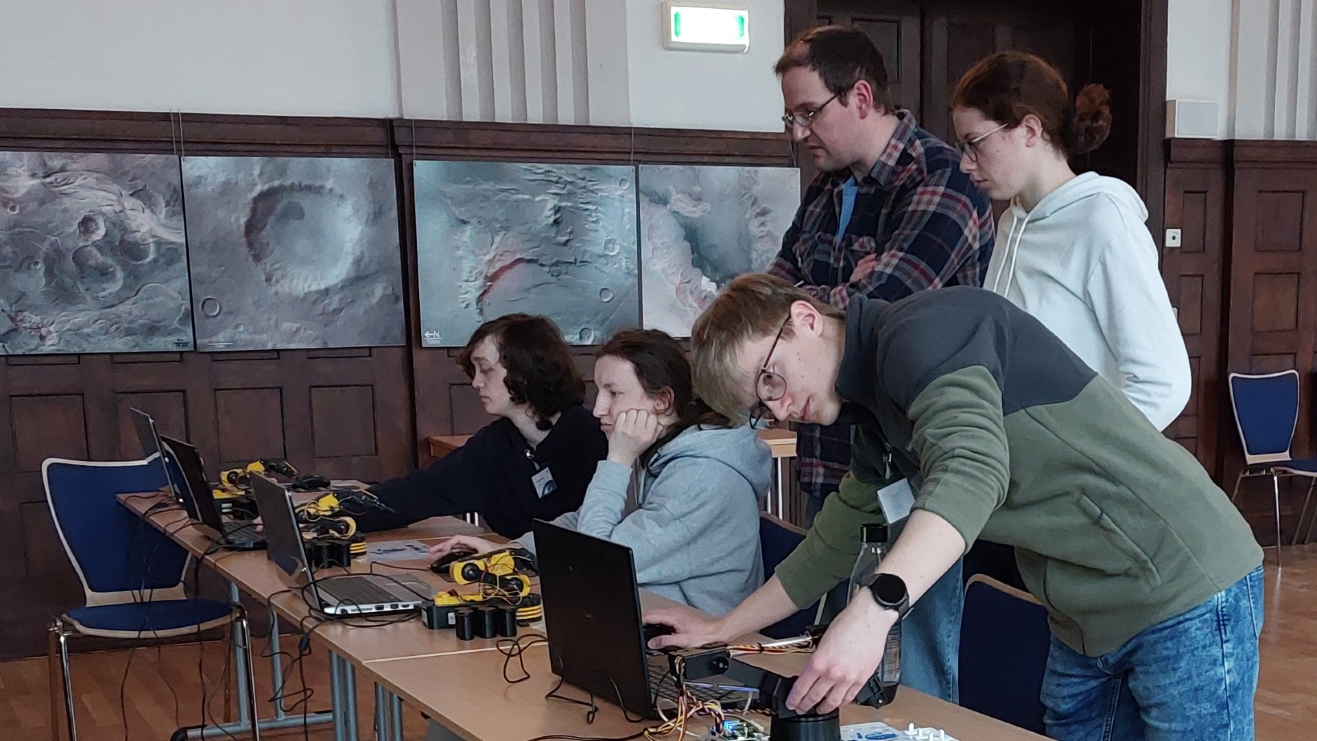 Den Schülerinnen und Schülern wurden beim MINT-Abend u. a. Robotik-Anwendungen in der Raumfahrt und im Alltag erklärt.