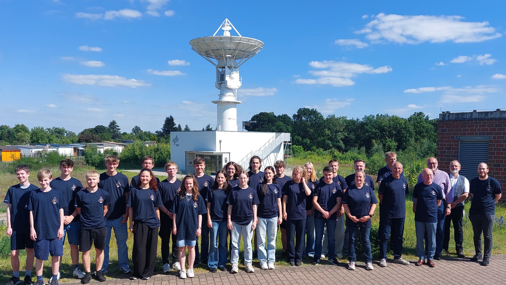 Gruppenfoto mit den beteiligten Schülerinnen und Schülern im DLR-Standort Neustrelitz