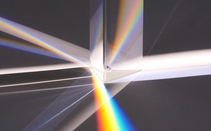 Glasprisma macht das Sonnenlicht sichtbar