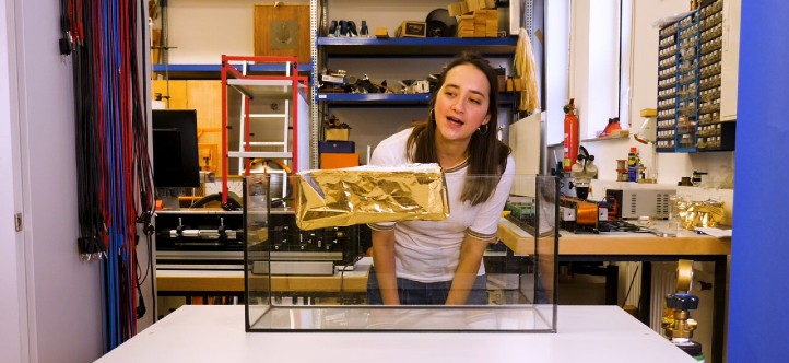 Sina mit Aquarium ohne Wasser