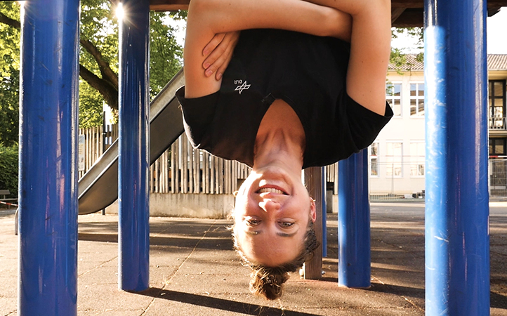 Sina Kopfüber hängend