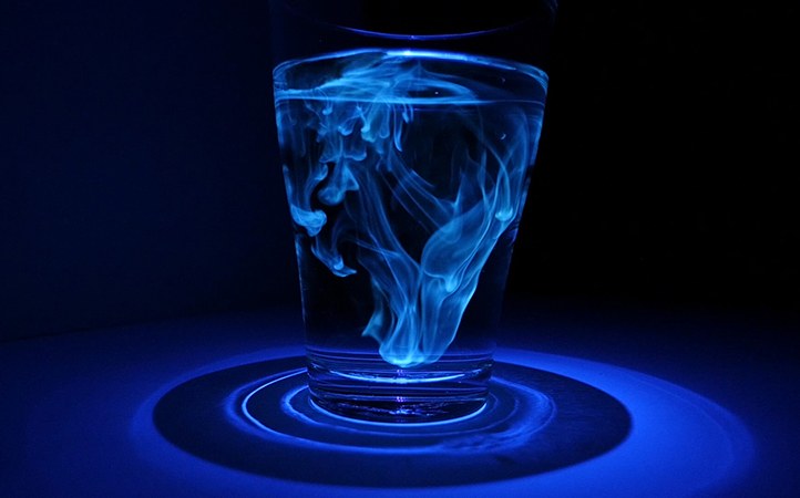 Ein Glas unter UV-Licht