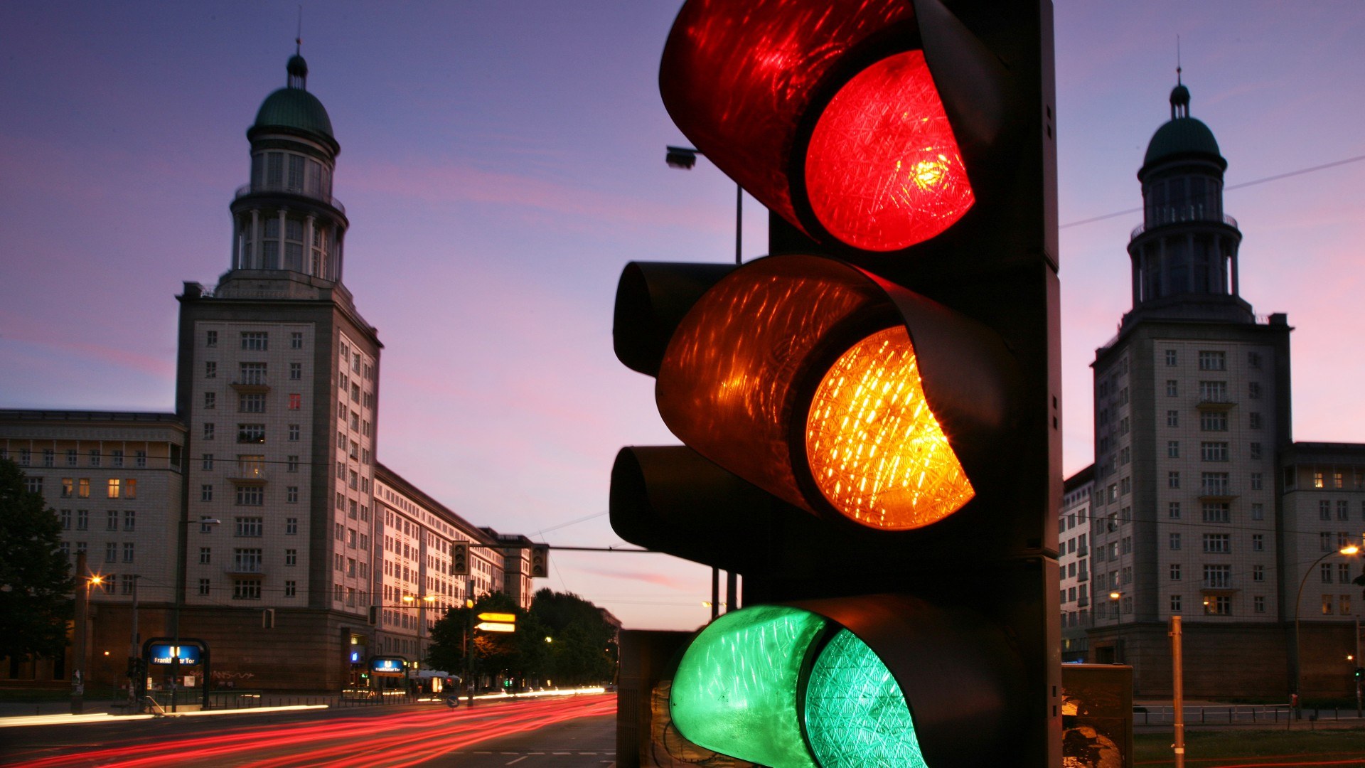 Ampel mit allen Farben: grün, orange, gelb