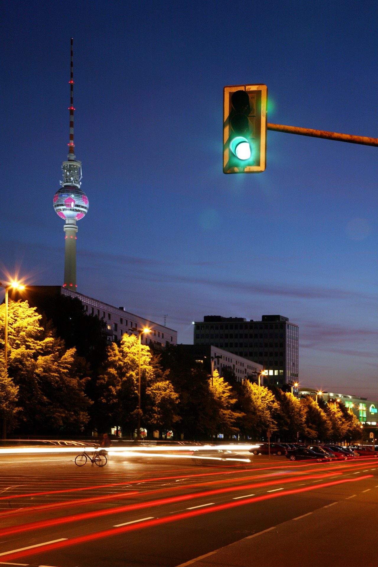 Ampel bei Nacht mit Berliner Fernsehturm im Hintergrund
