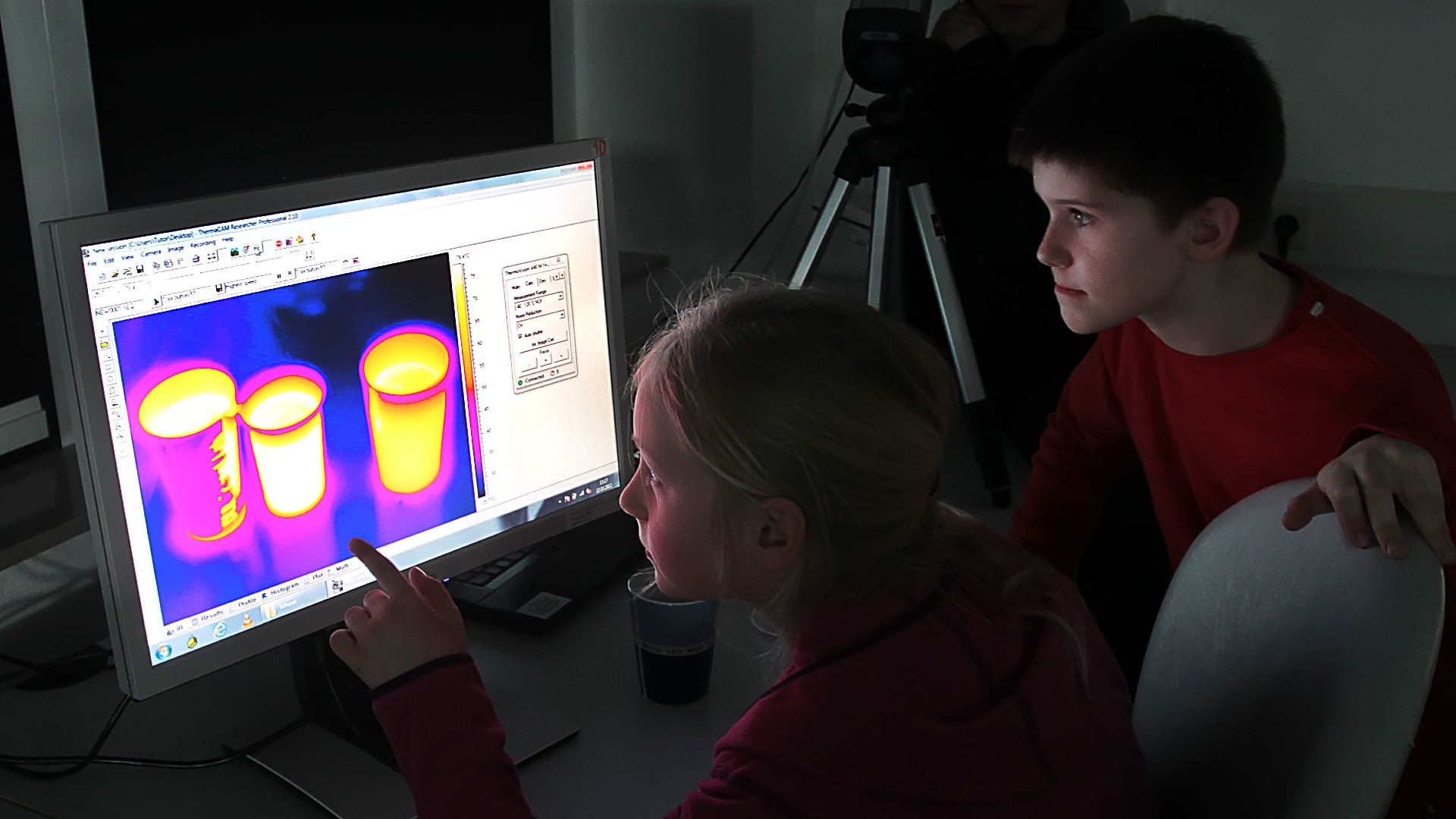 Nachwuchsforscher untersuchen Infrarotbilder am PC