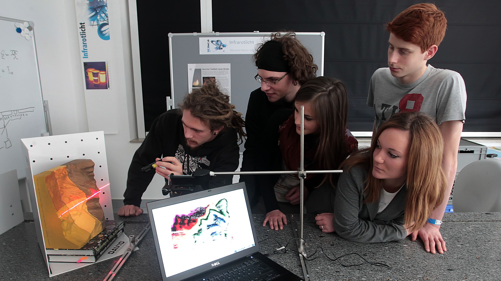 Nachwuchsforscher bei Lasermessung