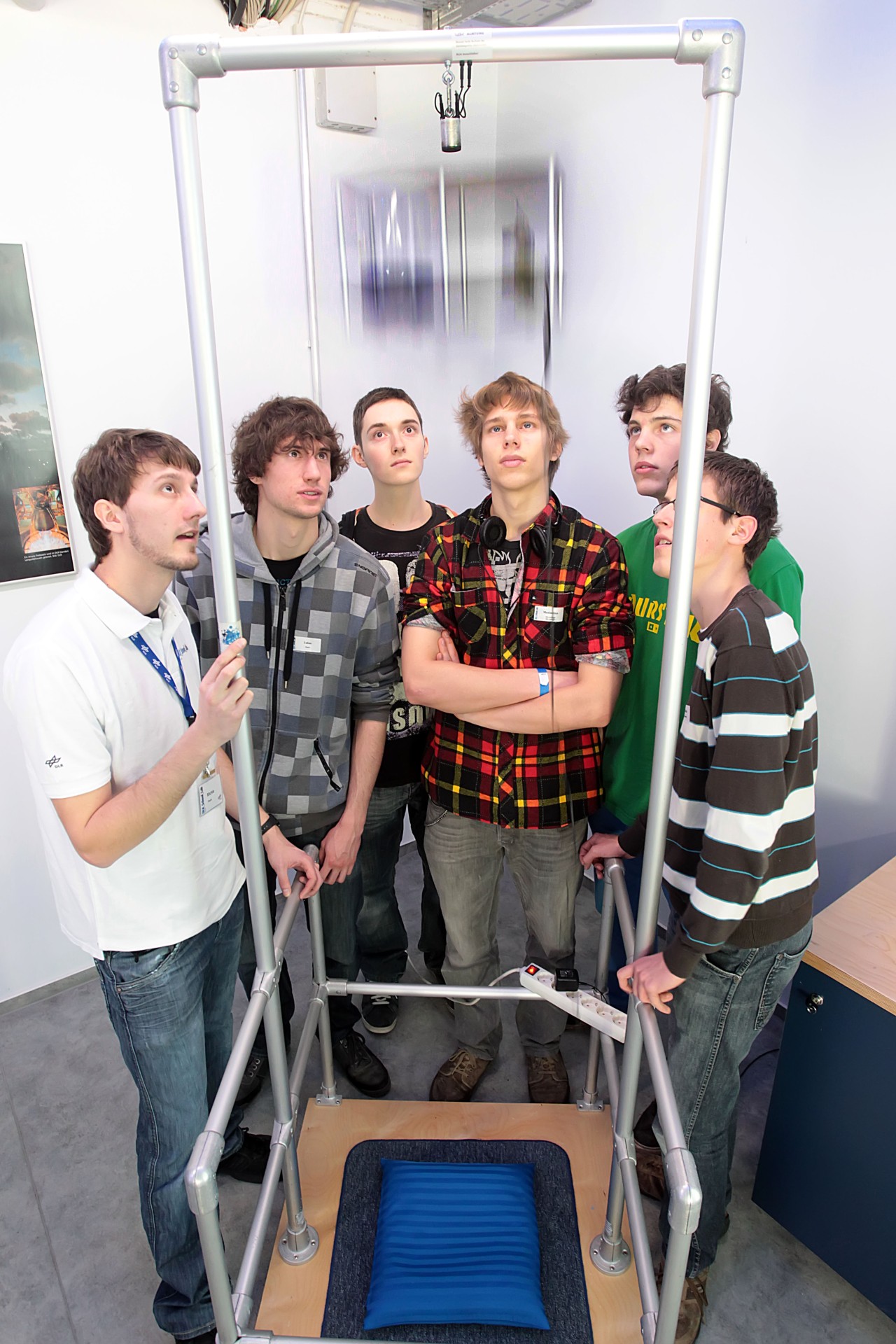 Nachwuchsforschende bei einem Experiment zur Schwerelosigkeit