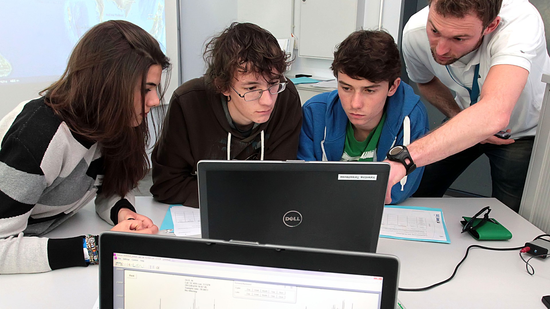 Schülerinnen und Schüler werten Seismometer-Daten aus