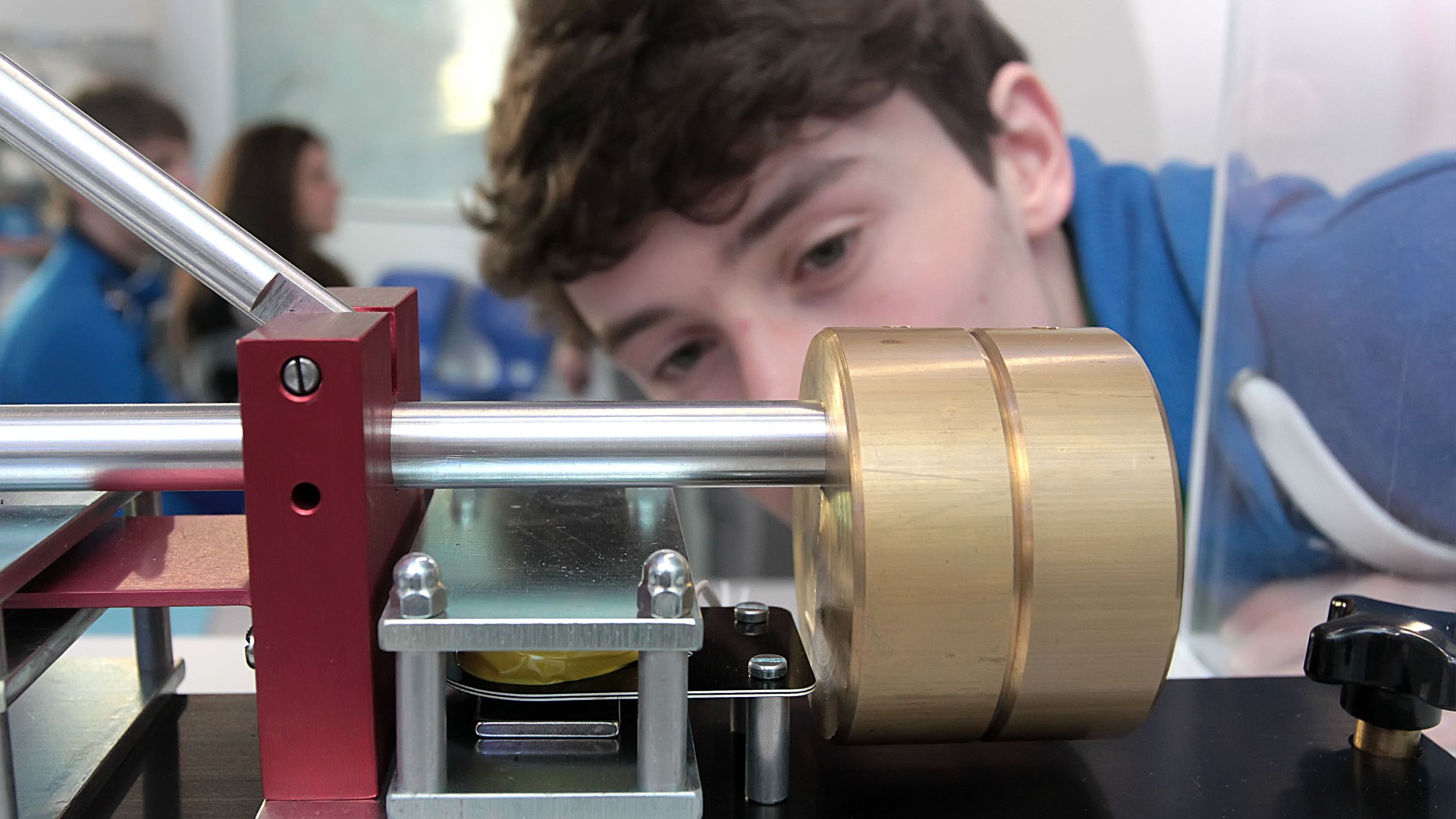 Nachwuchsforschender prüft Seismometer