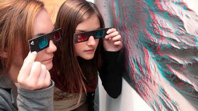 Schülerinnen prüfen 3D-Bild vom Mars
