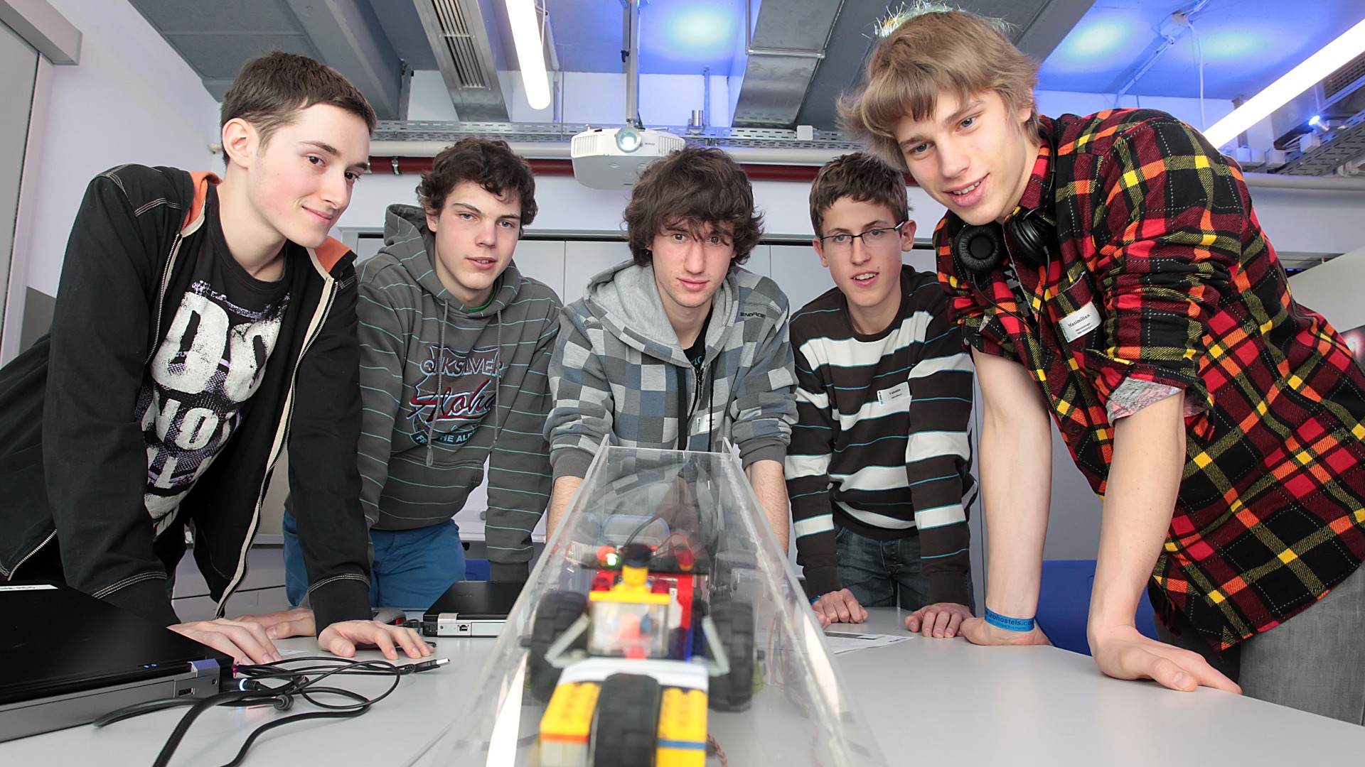 Nachwuchsforschende bei Messung mit Induktionsschleife und Modellauto