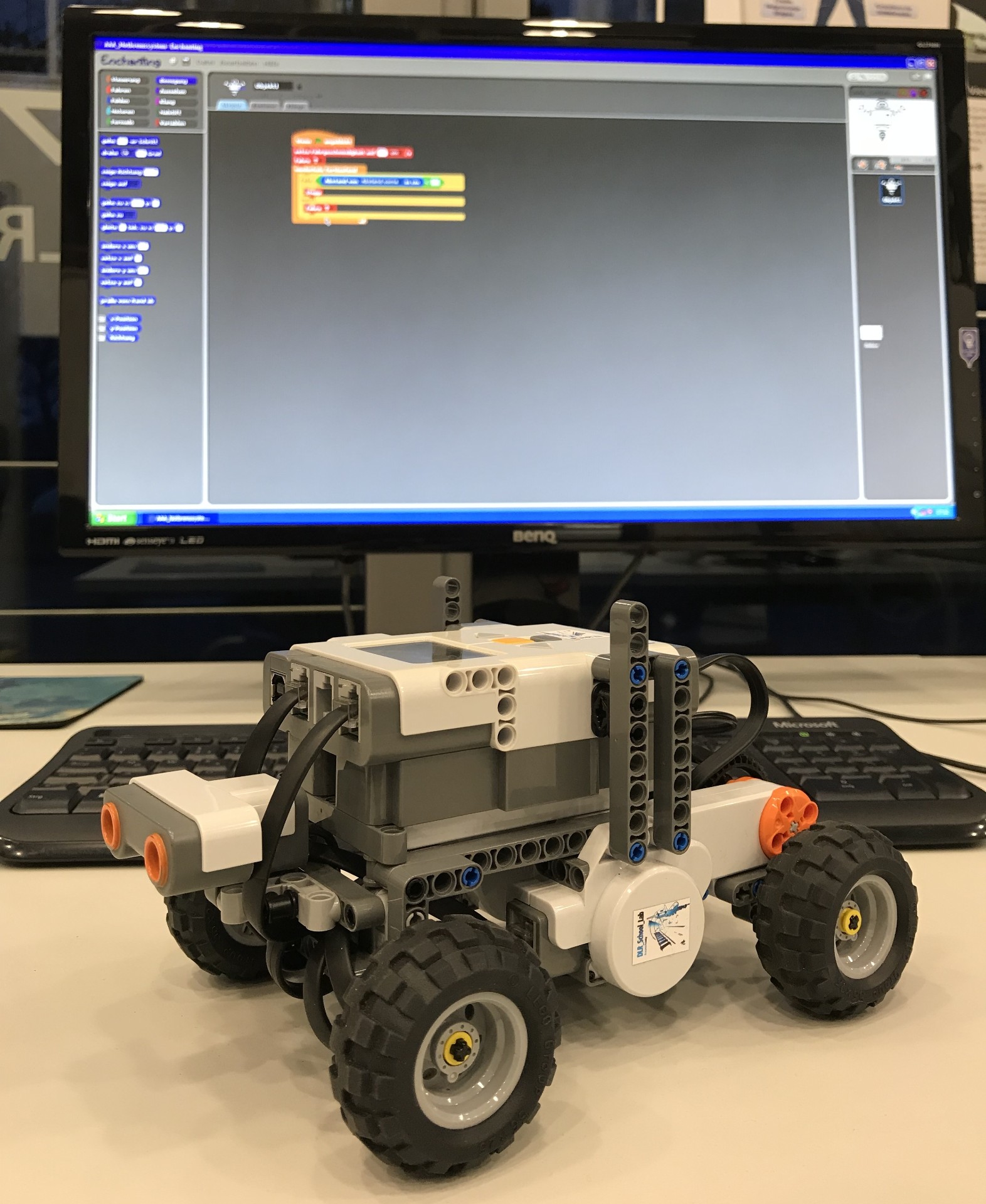 Lego-Fahrzeug vor PC-Monitor