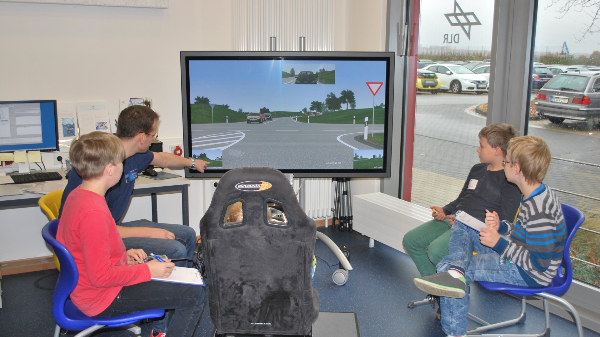 Jugendliche Forscher bei ihrer Testfahrt im Fahrsimulator