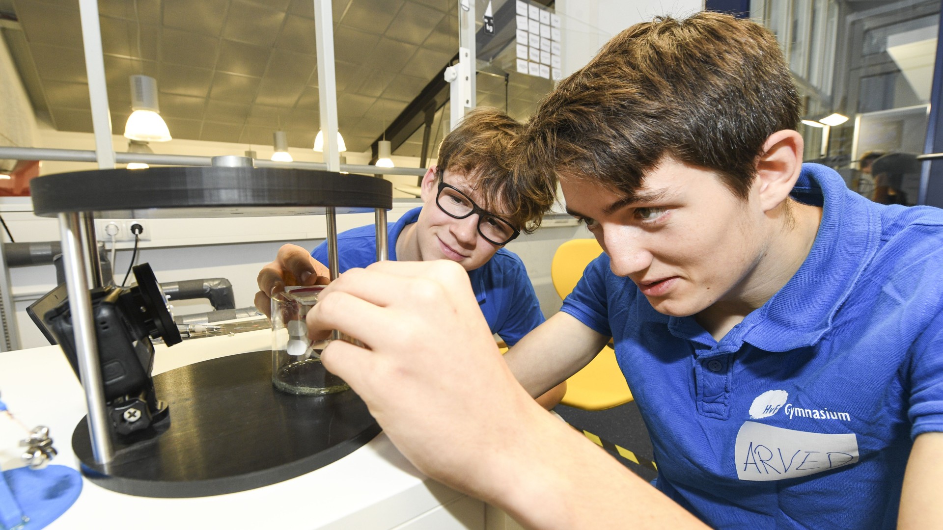 Schüler bereitet Fallkapsel-Experiment vor